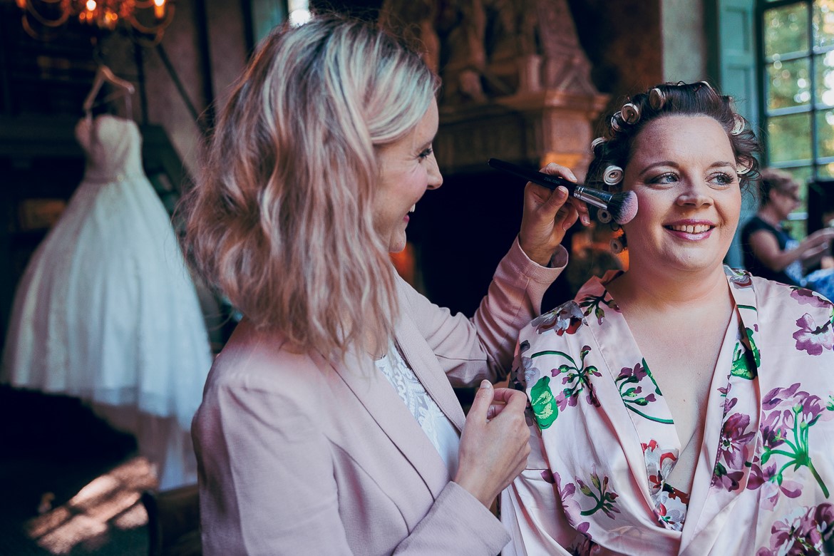 ANdrea bruidsmake-up smile Getting ready bride